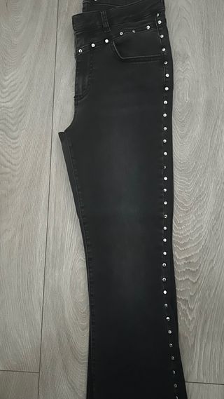 Pantalón Brownie negro con tachuelas