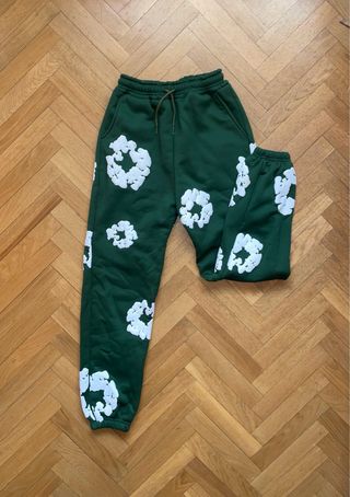 Pantalón de chándal verde con estampado de flores.
