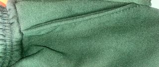 Pantalón de chándal verde con estampado de flores.