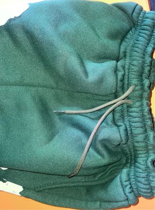 Pantalón de chándal verde con estampado de flores.