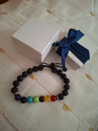 Pulsera de lava volcánica y piedras chakras