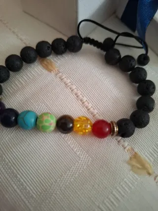 Pulsera de lava volcánica y piedras chakras