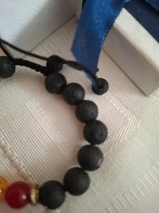 Pulsera de lava volcánica y piedras chakras