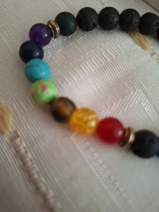 Pulsera de lava volcánica y piedras chakras