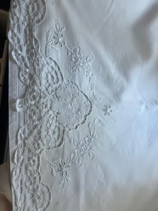 Lenzuolo antico bianco con pizzo
