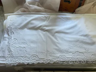 Lenzuolo antico bianco con pizzo