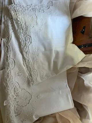 Lenzuolo antico bianco con pizzo