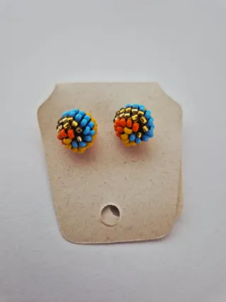 Pendientes artesanales redondos hecho a mano.
