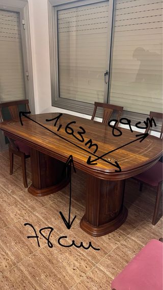 Mesa de comedor de madera