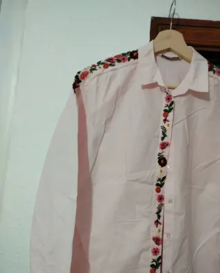 Camisa rosa bordada