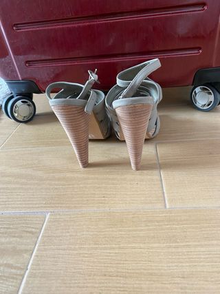 Sandalias de tacón beige