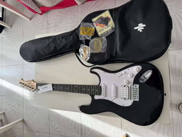 Guitarra Eléctrica Negra + Amplificador