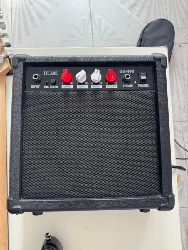 Guitarra Eléctrica Negra + Amplificador