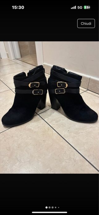 Stivaletti neri con fibbie dorate