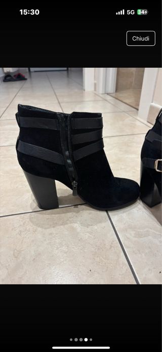 Stivaletti neri con fibbie dorate