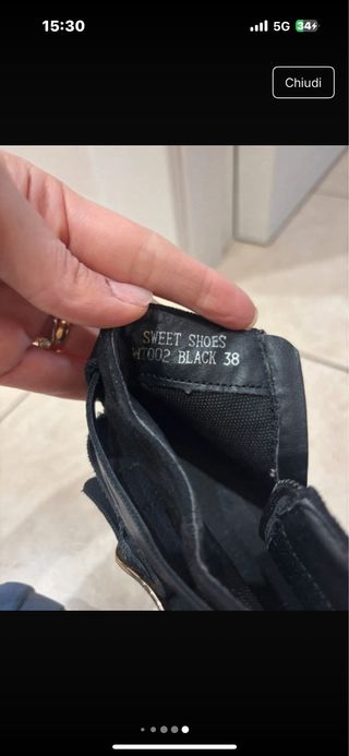 Stivaletti neri con fibbie dorate