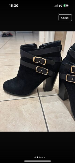 Stivaletti neri con fibbie dorate