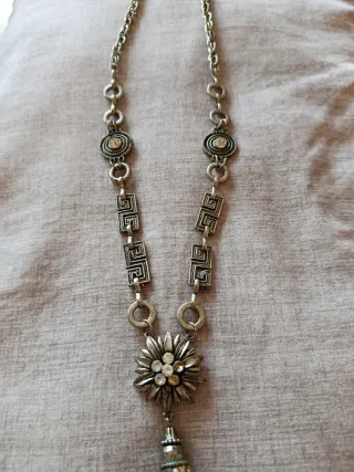 Collar plateado con colgante de flor