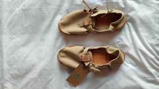 Sandalias de piel beige muy blanditas.