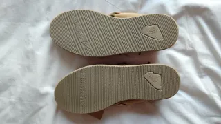 Sandalias de piel beige muy blanditas.