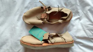 Sandalias de piel beige muy blanditas.
