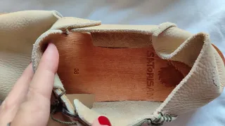 Sandalias de piel beige muy blanditas.