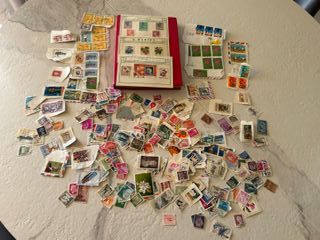 Album francobolli rosso con dettagli oro