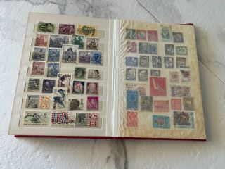 Album francobolli rosso con dettagli oro