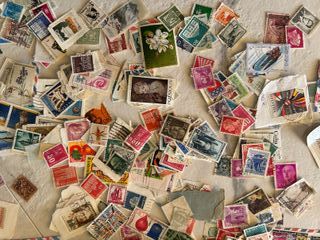 Album francobolli rosso con dettagli oro