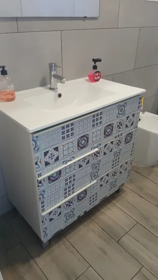 Mueble de baño con lavabo y espejo