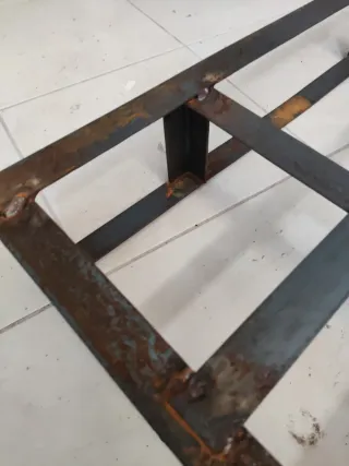 Palet de hierro resistente.