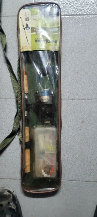 Caña de pesca con carrete y accesorios