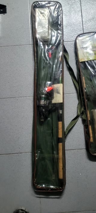 Caña de pesca con carrete y accesorios