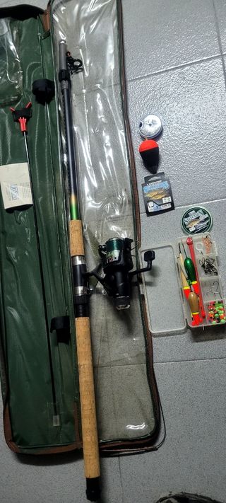 Caña de pesca con carrete y accesorios
