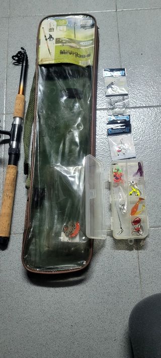 Caña de pesca con carrete y accesorios