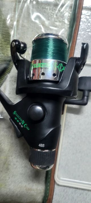 Caña de pesca con carrete y accesorios