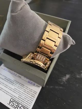 Reloj Guess Dorado con Cristales