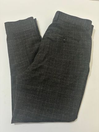 Pantalón gris a cuadros de Zara