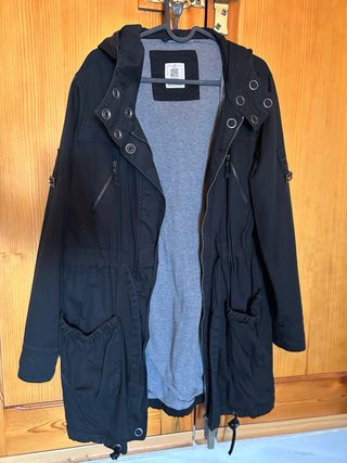 Gabardina juvenil casual negra