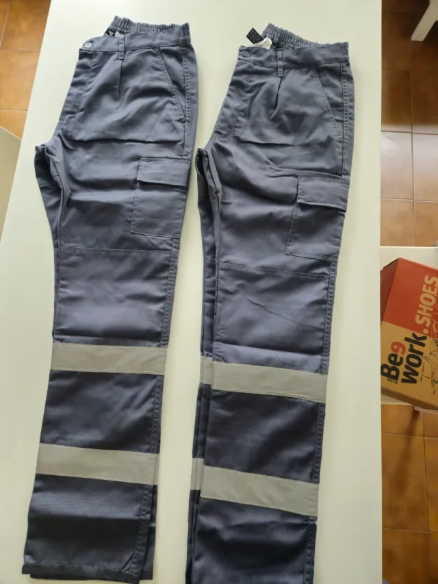 Pantalones de trabajo grises con reflectantes