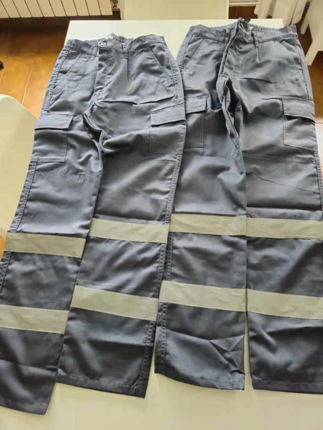 Pantalones de trabajo grises con reflectantes