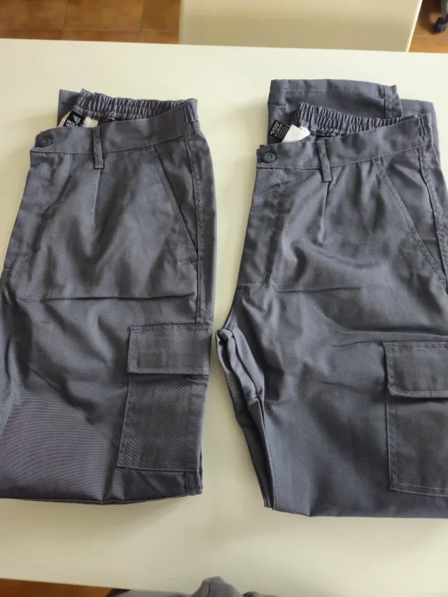 Pantalones de trabajo grises con reflectantes