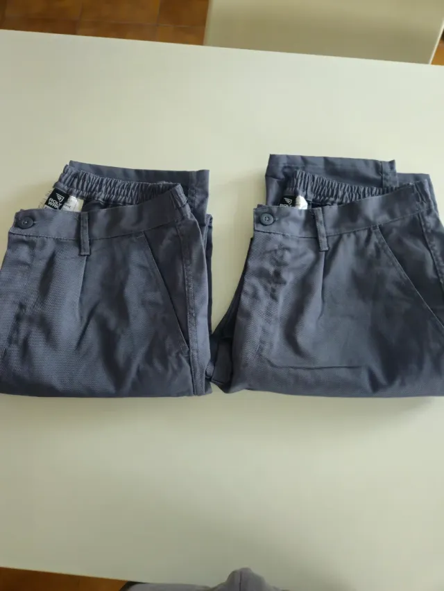 Pantalones de trabajo grises con reflectantes