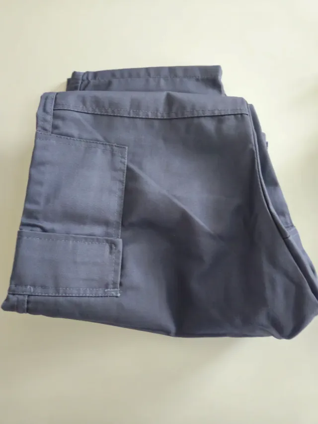 Pantalones de trabajo grises con reflectantes