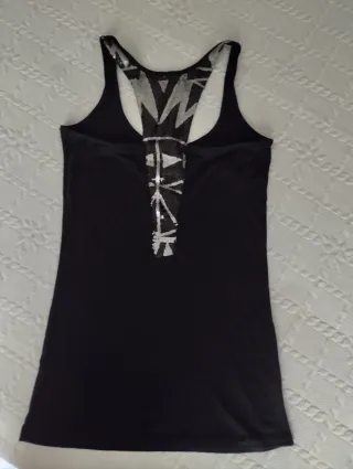 Camiseta negra con espalda de lentejuelas