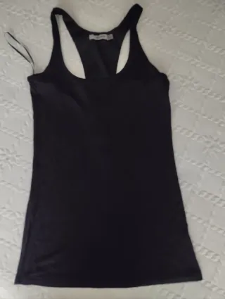 Camiseta negra con espalda de lentejuelas