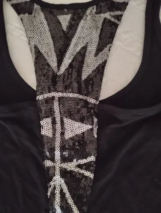 Camiseta negra con espalda de lentejuelas