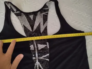 Camiseta negra con espalda de lentejuelas