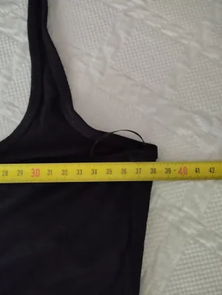 Camiseta negra con espalda de lentejuelas