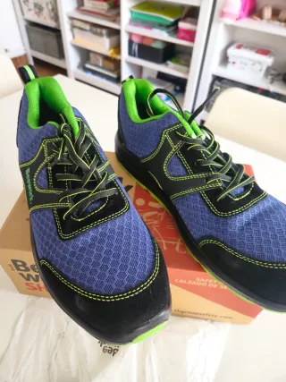 Zapatos de trabajo BeeWork azules y verdes